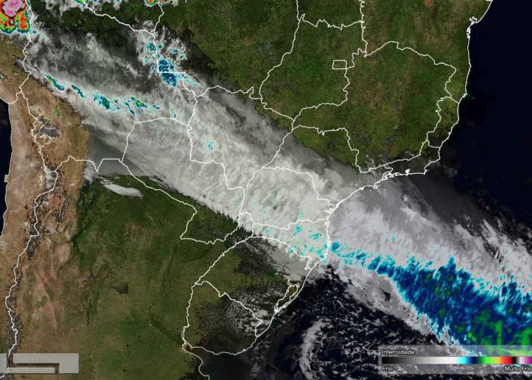 Foto de satélite mostra a frente fria sobre o Paraná nesta quinta-feira (20). Foto: Simepar