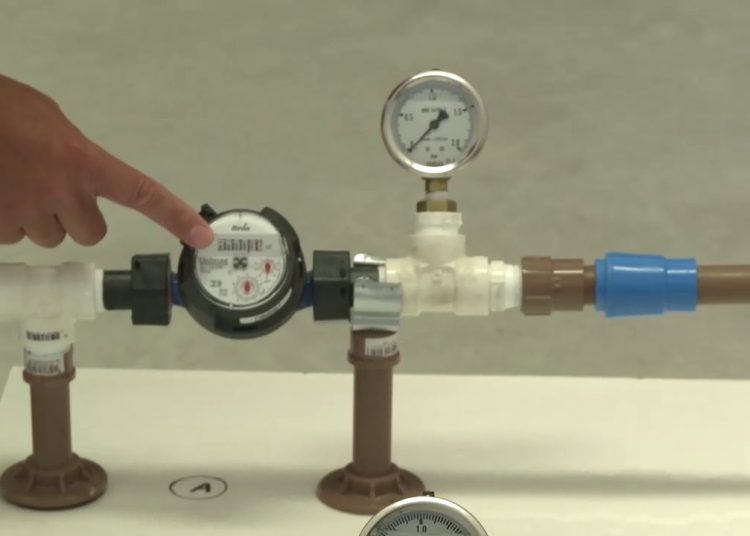Hidrômetro com o eliminador de ar (em azul) instalado. Foto: reprodução do fabricante