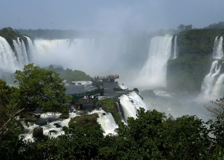 Turistas nas Cataratas do Iguaçu. Fotos: NIlton Rolin/Cataratas S/A