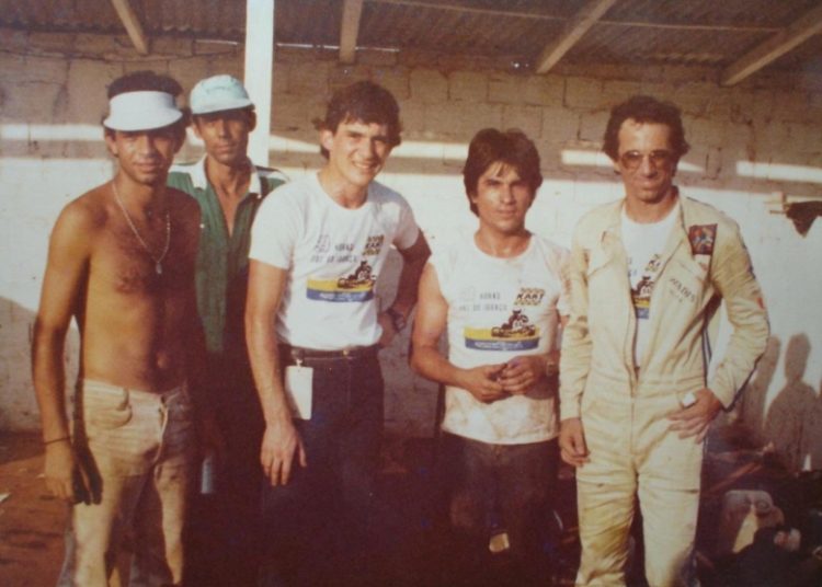 Marcelo Bordin e Wadis Benvenutti.Entre eles, os mecânicos Dorival e Alceu. No centro, o então jovem e promissor piloto Ayrton Senna, aos 23 anos. Foto: Arquivo pessoal de Martin Roeder.