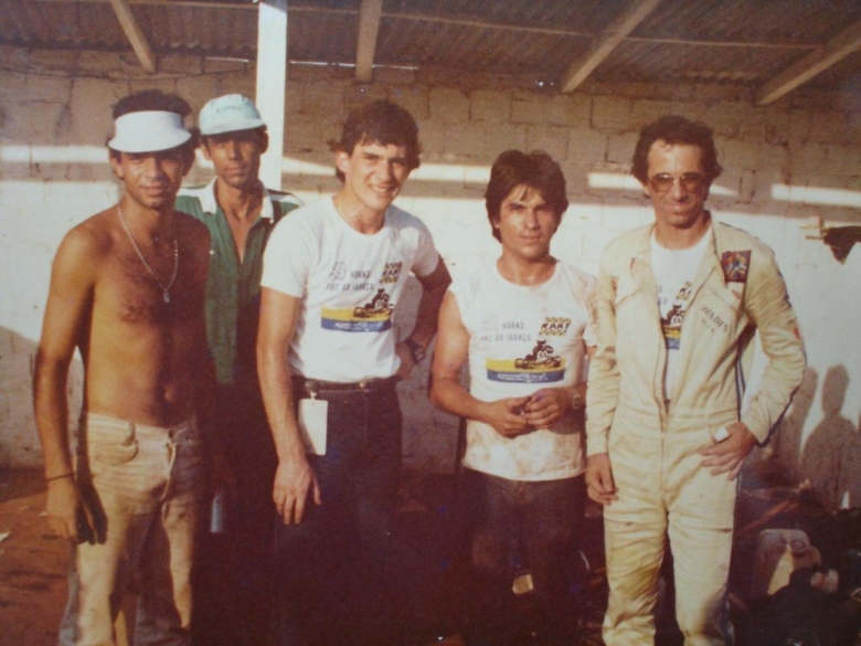 Marcelo Bordin e Wadis Benvenutti.Entre eles, os mecânicos Dorival e Alceu. No centro, o então jovem e promissor piloto Ayrton Senna, aos 23 anos. Foto: Arquivo pessoal de Martin Roeder.