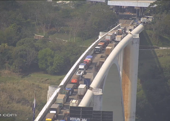 Reprodução das imagens da câmera da Catve mostra caminhões atravessando a Ponte da Amizade, às 13h40 desta sexta (04).