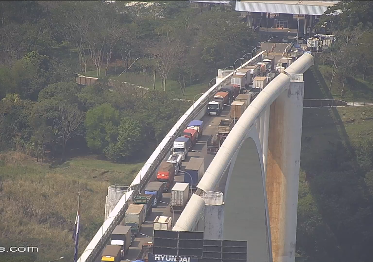 Reprodução das imagens da câmera da Catve mostra caminhões atravessando a Ponte da Amizade, às 13h40 desta sexta (04).