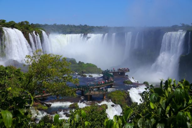 Visitantes nas Cataratas do Iguaçu.. Foto: Nilton Rolin/Divulgação