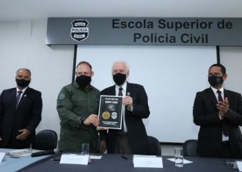 Delegado geral da Polícia Civil do Paraná, Silvio Rochemback, e o vice-governador Darci Piana, na solenidade de homenagem. Foto: Governo do Paraná