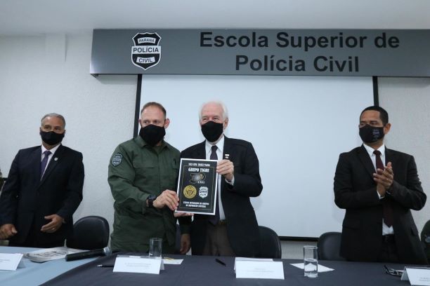 Delegado geral da Polícia Civil do Paraná, Silvio Rochemback, e o vice-governador Darci Piana, na solenidade de homenagem. Foto: Governo do Paraná