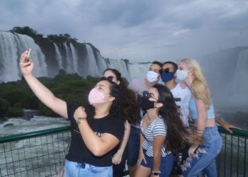 Visitantes nas Cataratas do Iguaçu. Foto: Nilton Rolin/Divulgação