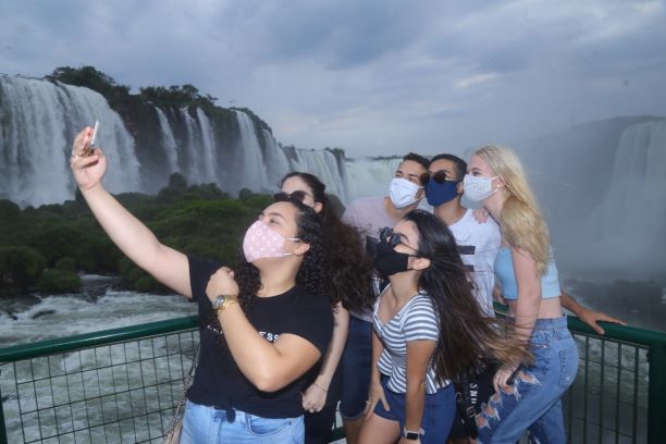 Visitantes nas Cataratas do Iguaçu. Foto: Nilton Rolin/Divulgação