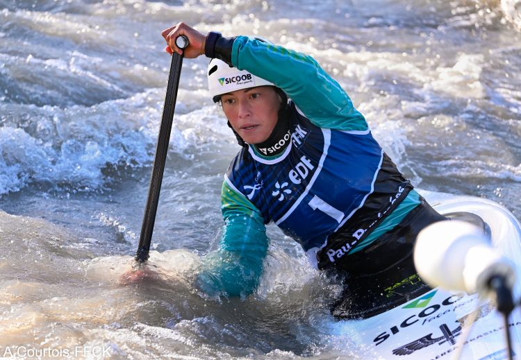 Ana Sátila em ação, no sul da França: mais uma medalha de ouro para o Brasil. Foto: Armelle Courtois / Federação Internacional de Canoagem.