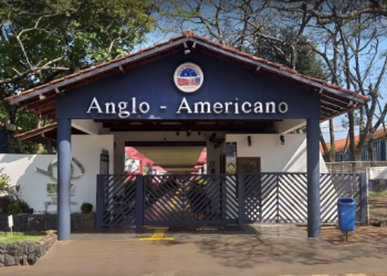 Nesse domingo, a entrada principal do colégio é destinada apenas para pessoas com necessidades especiais. Foto: Facebook