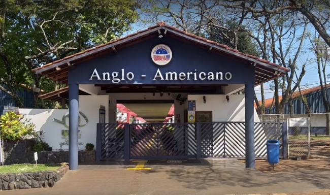 Nesse domingo, a entrada principal do colégio é destinada apenas para pessoas com necessidades especiais. Foto: Facebook