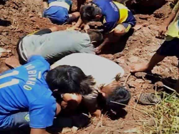 Fotos divulgadas pela imprensa de Puerto Iguazu mostram as famílias desenterrando carne putrefata. Foto: reprodução do GDia