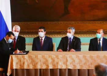 O presidente da ANDE durante a assinatura do contrato. Foto: Agência IP