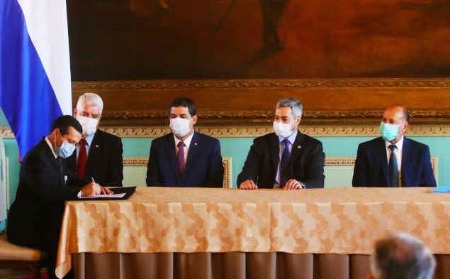 O presidente da ANDE durante a assinatura do contrato. Foto: Agência IP