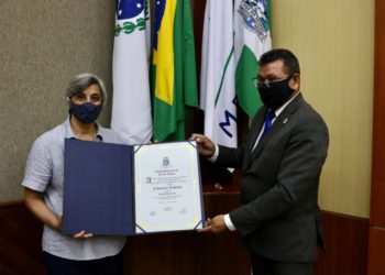 Irmã Filomena recebe a honraria. Foto: CMFI