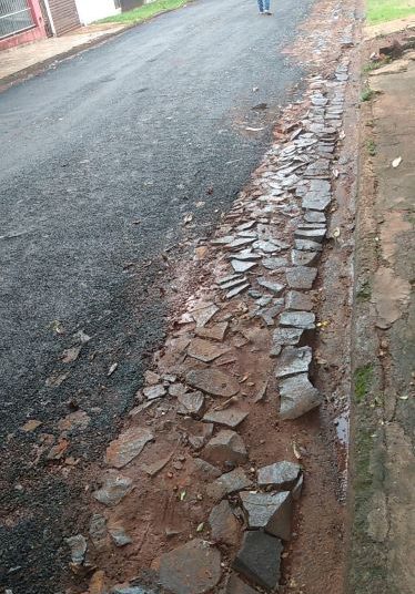 Pavimentação realizada pela Prefeitura de Foz no Morumbi III. Foto: cidadã revoltada