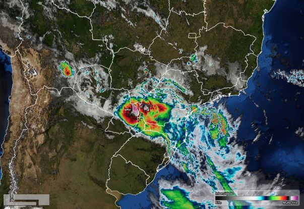 Foto de satélite divulgada pelo Simepar nesta quinta-feira (03), na qual mostra Foz do Iguaçu no centro da instabilidade que pode virar vendaval.