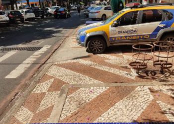 Viatura estacionada irregularmente na 
Avenida Brasil. Foto: Não Viu?