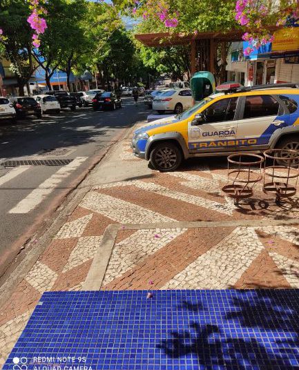 Viatura estacionada irregularmente na 
Avenida Brasil. Foto: Não Viu?