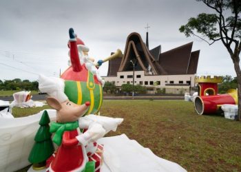 Montagem da decoração de Natal da Itaipu. Foto: Sara Cheida/Itaipu Binacional