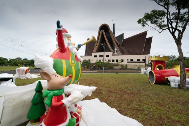Montagem da decoração de Natal da Itaipu. Foto: Sara Cheida/Itaipu Binacional