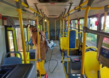 Trabalho de desinfecção em ônibus de Foz. Fotos: PMFI/Divulgação