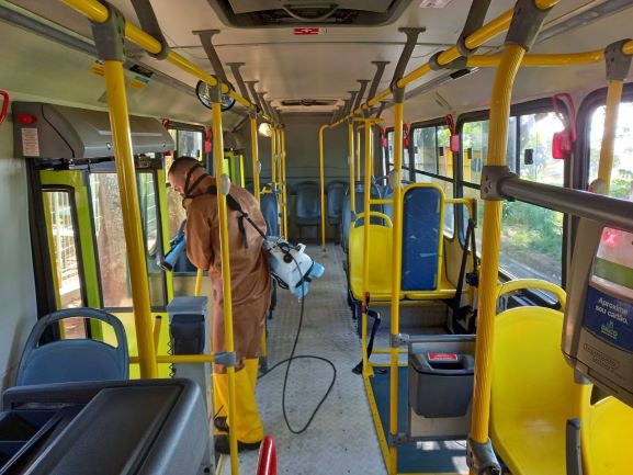 Trabalho de desinfecção em ônibus de Foz. Fotos: PMFI/Divulgação