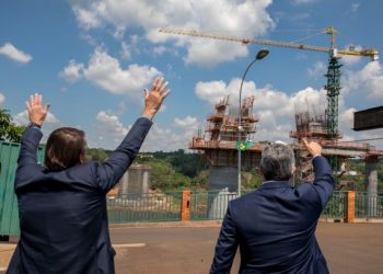 Presidentes acenam para os operários que estão construindo a ponte. Foto: Kiko Sierich/PTI