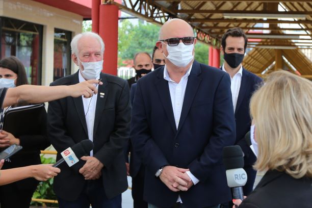 O vice governador Darci Piana recebe neste domingo (17) o ministro da Educação, Milton Ribeiro, no Colégio Estadual Pedro Macedo, no bairro Portão em Curitiba para acompanhar a aplicação prova do Exame Nacional do Ensino Médio (Enem) 2020. A visita o contou com a presença do secretário de Estado da Educação e do Esporte, Renato Feder. Curitiba, 17/01/2021 - Foto: Geraldo Bubniak/AEN