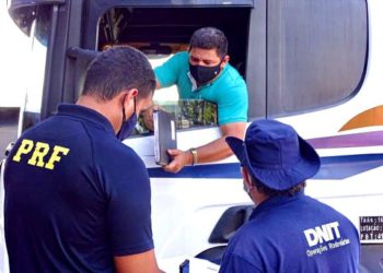 Fiscalização de caminhões na Ponte da Amizade. Foto: PRF/Divulgação