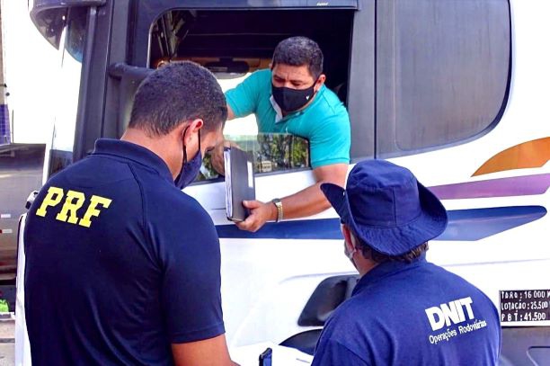 Fiscalização de caminhões na Ponte da Amizade. Foto: PRF/Divulgação