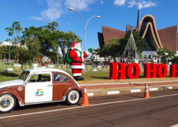 Fusca caracterizado como antiga viatura da Itaipu chamou a atenção no Natal de Luzes. Foto: arquivo pessoal.