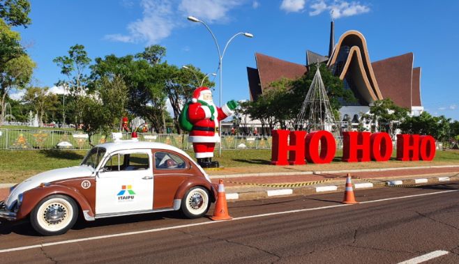 Fusca caracterizado como antiga viatura da Itaipu chamou a atenção no Natal de Luzes. Foto: arquivo pessoal.