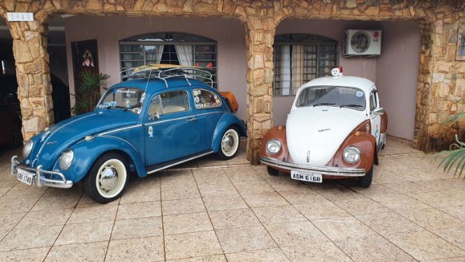 Garagem de Garcia tem outro Fusca, de cor azul, da esposa. Foto: arquivo pessoal.