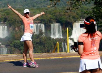 Atleta nas Cataratas do Iguaçu. Foto: Nilton Rolin/Divugação