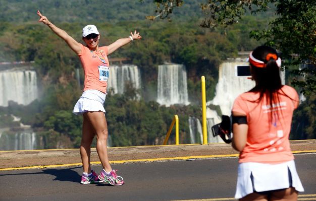 Atleta nas Cataratas do Iguaçu. Foto: Nilton Rolin/Divugação