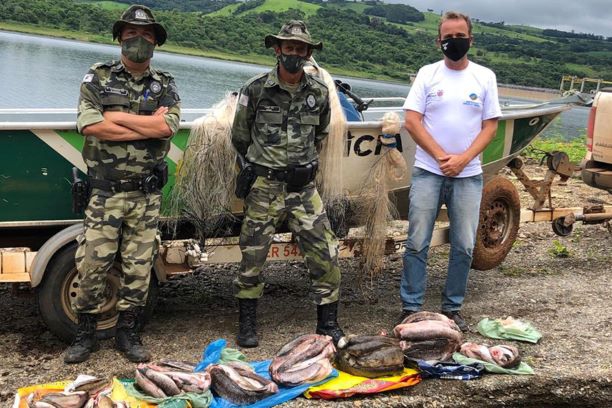 O Instituto Água e Terra (IAT) de Ponta Grossa, junto com o 3° pelotão da Polícia Ambiental de Telêmaco Borba, realizaram nessa terça-feira (19) operação contra pesca ilegal em uma pousada no município de Ortigueira. - Foto: Divulgação SEDEST