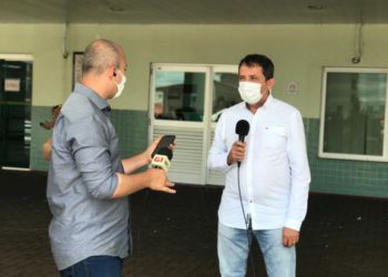 Prefeito Chico Brasileiro em entrevista à imprensa. Foto: PMFI/Divulgação