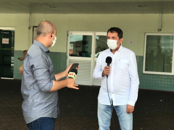 Prefeito Chico Brasileiro em entrevista à imprensa. Foto: PMFI/Divulgação