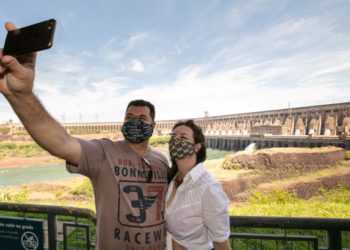 Turistas no mirante central da usina de Itaipu. Foto: Kiko Sierich/PTI