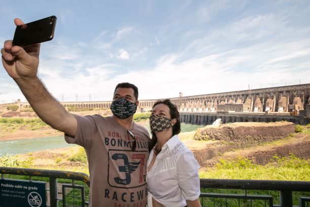 Turistas no mirante central da usina de Itaipu. Foto: Kiko Sierich/PTI