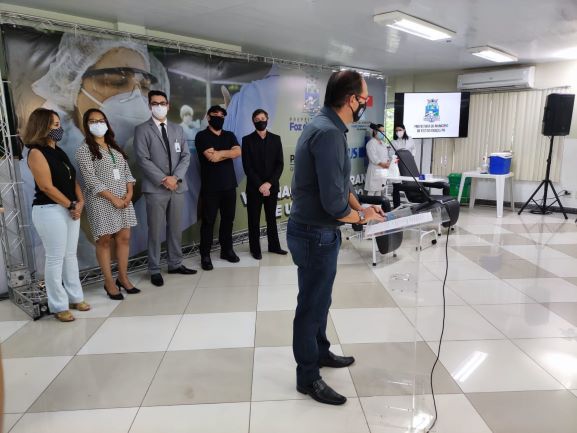 Cerimônia para a aplicação da primeira dose da vacina da Covid-19 em Foz do Iguaçu. Foto: PMFI