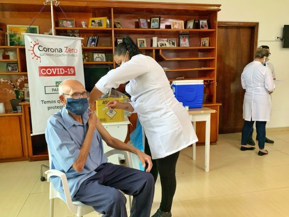 Vacinação contra a Covid-19 em Foz. Foto: PMFI