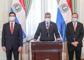 Presidente Mario Abdo Benítez junto com Federico González e Ernest Bergen. Foto da presidência do Paraguai