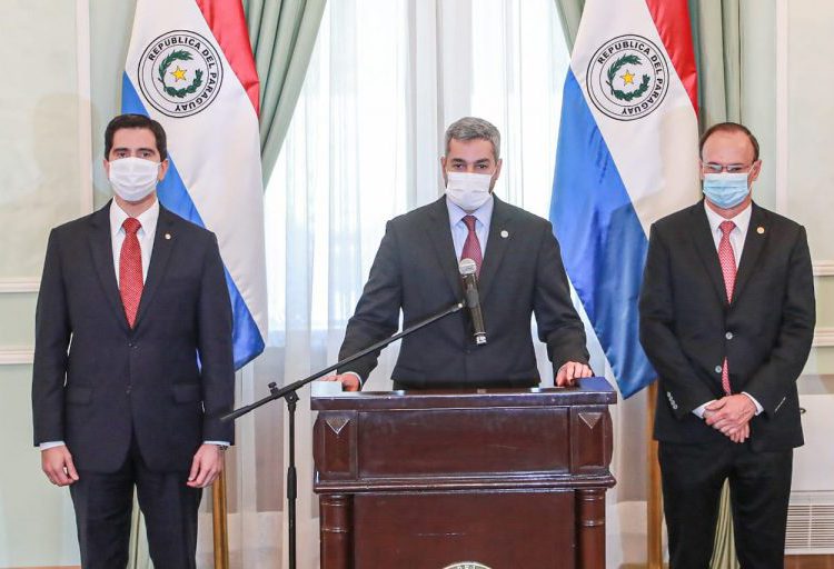 Presidente Mario Abdo Benítez junto com Federico González e Ernest Bergen. Foto da presidência do Paraguai