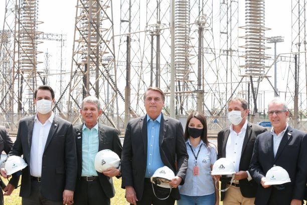 Bolsonaro e Chico Brasileiro, de claça bege, na solenidade em Furnas. Foto: Valdenio Vieira/PR