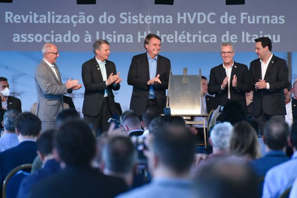 Da esquerda para a direita, o futuro diretor-geral brasileiro da Itaipu, general João Francisco Ferreira, o atual diretor-geral brasileiro da usina, general Silva e Luna, e o presidente Jair Bolsonaro. Foto: Rubens Fraulini/IB