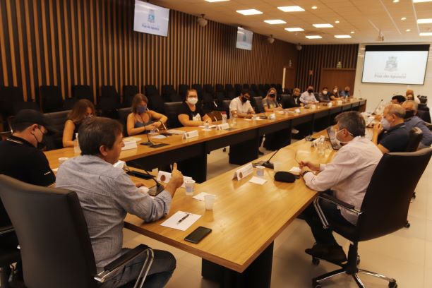 Reunião de ontem (13) do prefeito Chico Brasileiro e seus secretários. Foto: PMFI/Divulgação