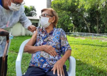 Idosos já estão sendo  vacinados em Foz. Foto: PMFI/Divulgação