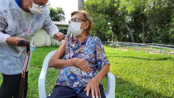 Idosos já estão sendo  vacinados em Foz. Foto: PMFI/Divulgação